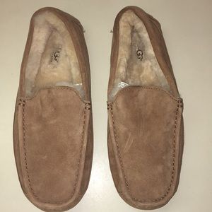 UGGs like new Men’s size 10 Ascot Loafers